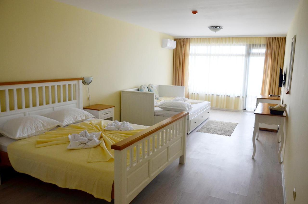 Ashram Hotel Primorsko Exterior foto